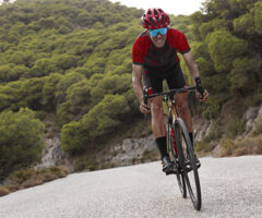 Come vestirsi in bici in autunno: consigli per pedalare con ogni temperatura
