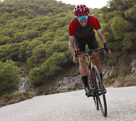 Come vestirsi in bici in autunno: consigli per pedalare con ogni temperatura