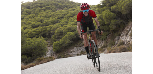 Come vestirsi in bici in autunno: consigli per pedalare con ogni temperatura